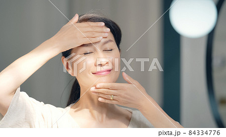 シニア女性のスキンケア　美容イメージ 84334776