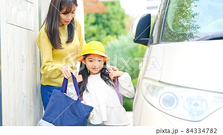 小学生を車で送迎する母親 家族イメージ 小学生を車で送迎する母親 家族イメージ 84334782