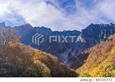 （群馬県）谷川岳　一ノ倉沢の紅葉 84335772