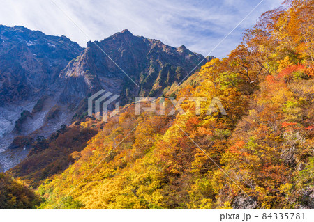 （群馬県）谷川岳　一ノ倉沢の紅葉 84335781