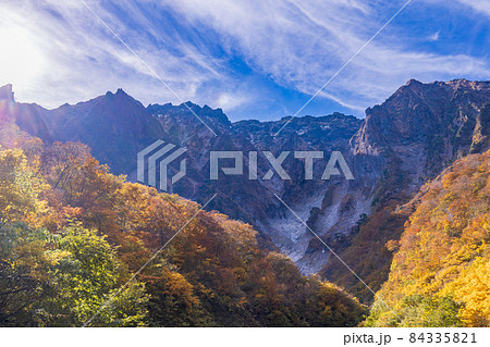 (群馬県)谷川岳 一ノ倉沢の紅葉 (群馬県)谷川岳 一ノ倉沢の紅葉 84335821