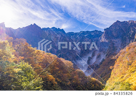(群馬県)谷川岳 一ノ倉沢の紅葉 (群馬県)谷川岳 一ノ倉沢の紅葉 84335826