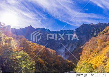 （群馬県）谷川岳　一ノ倉沢の紅葉 84335835