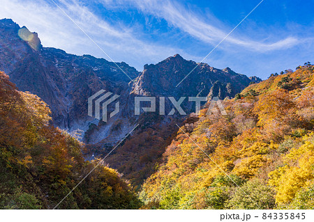 (群馬県)谷川岳 一ノ倉沢の紅葉 (群馬県)谷川岳 一ノ倉沢の紅葉 84335845