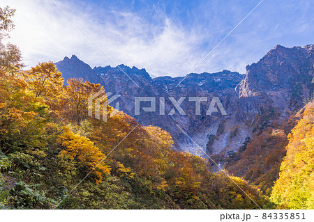 (群馬県)谷川岳 一ノ倉沢の紅葉 (群馬県)谷川岳 一ノ倉沢の紅葉 84335851