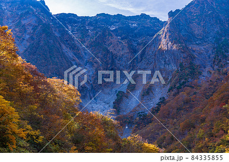 （群馬県）谷川岳　一ノ倉沢の紅葉 84335855