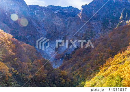 (群馬県)谷川岳 一ノ倉沢の紅葉 (群馬県)谷川岳 一ノ倉沢の紅葉 84335857
