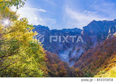 (群馬県)谷川岳 一ノ倉沢の紅葉 (群馬県)谷川岳 一ノ倉沢の紅葉 84335858