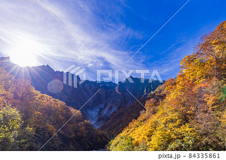 （群馬県）谷川岳　一ノ倉沢の紅葉 84335861
