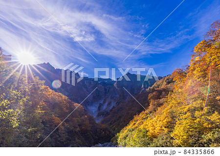 (群馬県)谷川岳 一ノ倉沢の紅葉 (群馬県)谷川岳 一ノ倉沢の紅葉 84335866