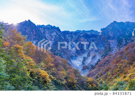 （群馬県）谷川岳　一ノ倉沢の紅葉 84335871