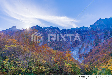 (群馬県)谷川岳 一ノ倉沢の紅葉 (群馬県)谷川岳 一ノ倉沢の紅葉 84335873