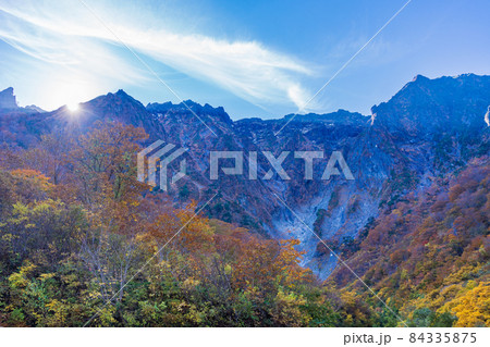 (群馬県)谷川岳 一ノ倉沢の紅葉 (群馬県)谷川岳 一ノ倉沢の紅葉 84335875