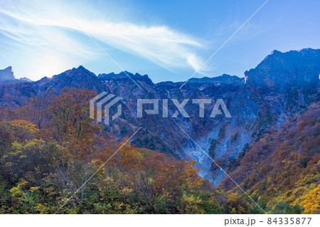（群馬県）谷川岳　一ノ倉沢の紅葉 84335877