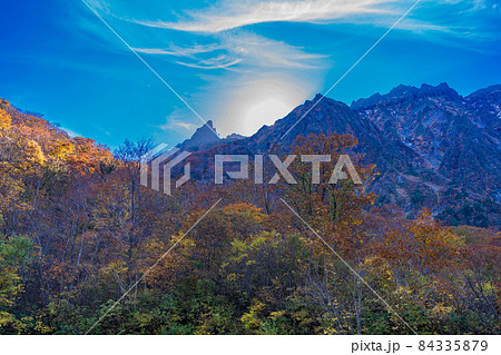 (群馬県)谷川岳 一ノ倉沢の紅葉 (群馬県)谷川岳 一ノ倉沢の紅葉 84335879