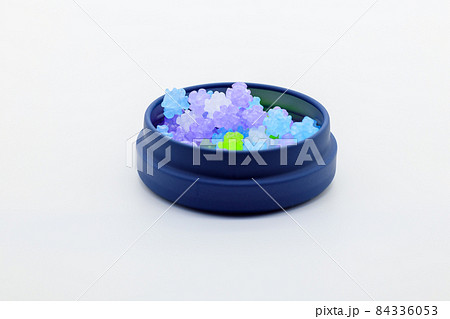 容器に入った沢山の金平糖 84336053