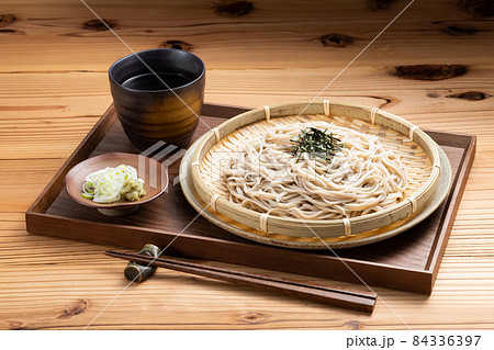 蕎麦の香り漂う打ち立てのざるそば 蕎麦の香り漂う打ち立てのざるそば 84336397
