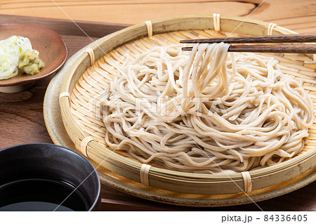 蕎麦の香り漂う打ち立てのざるそば 蕎麦の香り漂う打ち立てのざるそば 84336405