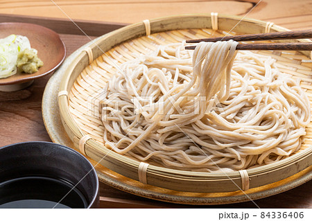 蕎麦の香り漂う打ち立てのざるそば 蕎麦の香り漂う打ち立てのざるそば 84336406
