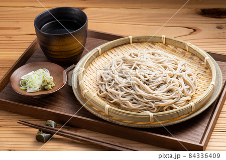 蕎麦の香り漂う打ち立てのざるそば 84336409