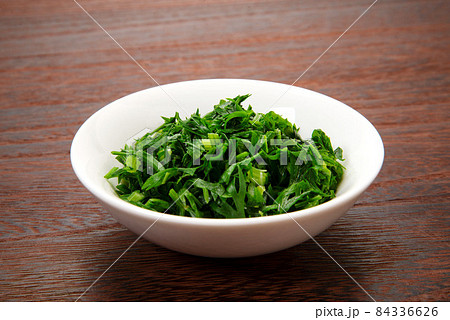 千切りにして茹でた沖縄島ニンジンの葉 千切りにして茹でた沖縄島ニンジンの葉 84336626