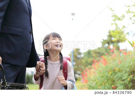 一緒に登下校する小学生の女の子とパパ 一緒に登下校する小学生の女の子とパパ 84336790