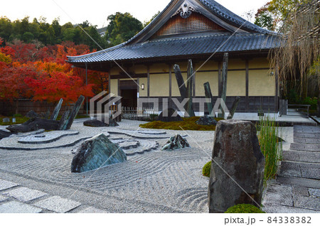 2021年錦秋の早朝に参拝した京都市圓光寺の枯山水庭園が美しい 84338382