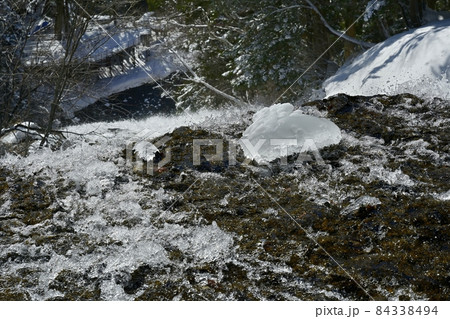厳冬期の湯滝の落口 厳冬期の湯滝の落口 84338494
