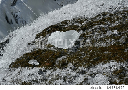厳冬期の湯滝の落口 厳冬期の湯滝の落口 84338495