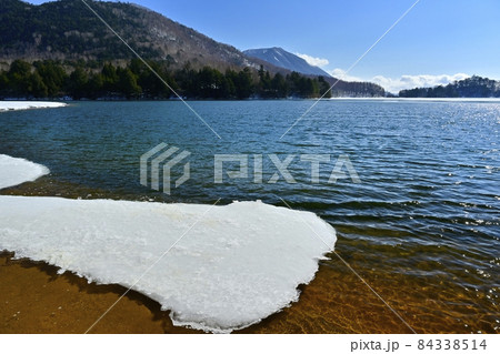 湯ノ湖に氷結片と男体山 湯ノ湖に氷結片と男体山 84338514