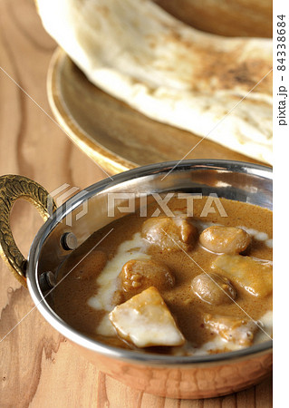 鶏肉や落花生など沢山の具材が入っているマッサマンカレーとナン 鶏肉や落花生など沢山の具材が入っているマッサマンカレーとナン 84338684