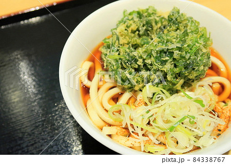 立ち食い蕎麦屋で食べる春菊天うどん 84338767