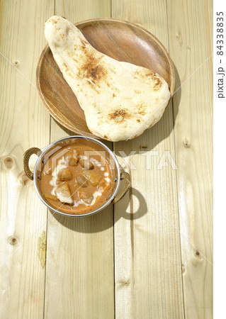 鶏肉や落花生など沢山の具材が入っているマッサマンカレーとナンを俯瞰で撮影 鶏肉や落花生など沢山の具材が入っているマッサマンカレーとナンを俯瞰で撮影 84338835
