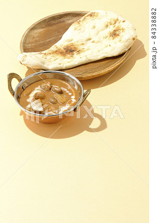 鶏肉や落花生など沢山の具材が入っているマッサマンカレーとナン 鶏肉や落花生など沢山の具材が入っているマッサマンカレーとナン 84338882