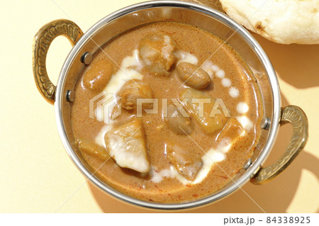 鶏肉や落花生など沢山の具材が入っているマッサマンカレーとナンを俯瞰で撮影 鶏肉や落花生など沢山の具材が入っているマッサマンカレーとナンを俯瞰で撮影 84338925