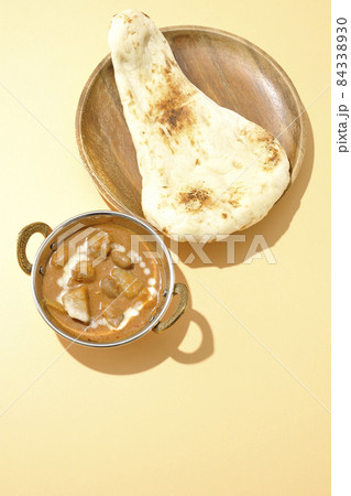 鶏肉や落花生など沢山の具材が入っているマッサマンカレーとナンを俯瞰で撮影 鶏肉や落花生など沢山の具材が入っているマッサマンカレーとナンを俯瞰で撮影 84338930