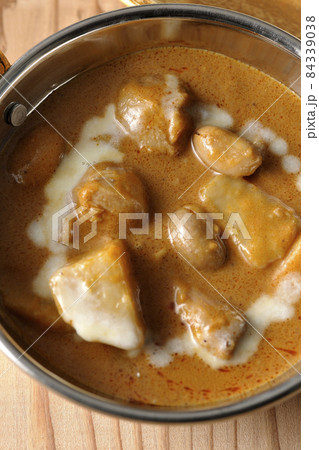 鶏肉や落花生など沢山の具材が入っているマッサマンカレー 84339038