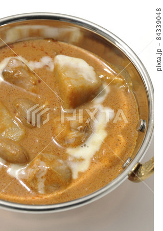 鶏肉や落花生など沢山の具材が入っているマッサマンカレー 鶏肉や落花生など沢山の具材が入っているマッサマンカレー 84339048
