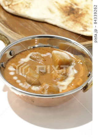 鶏肉や落花生など沢山の具材が入っているマッサマンカレーとナンを白背景で撮影 鶏肉や落花生など沢山の具材が入っているマッサマンカレーとナンを白背景で撮影 84339262