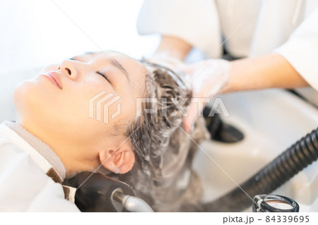 ヘアサロンでスチームトリートメントを受ける女性 ヘアサロンでスチームトリートメントを受ける女性 84339695
