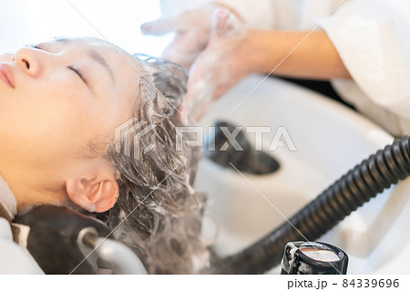 ヘアサロンでスチームトリートメントを受ける女性 ヘアサロンでスチームトリートメントを受ける女性 84339696