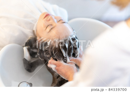 ヘアサロンでスチームトリートメントを受ける女性 ヘアサロンでスチームトリートメントを受ける女性 84339700