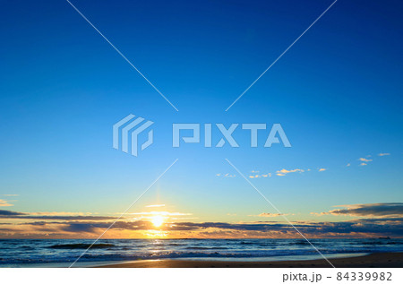 11月末の釘浜海岸の日の出 茨城県日立市 11月末の釘浜海岸の日の出 茨城県日立市 84339982
