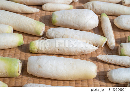 干して乾燥してきた大根 84340004