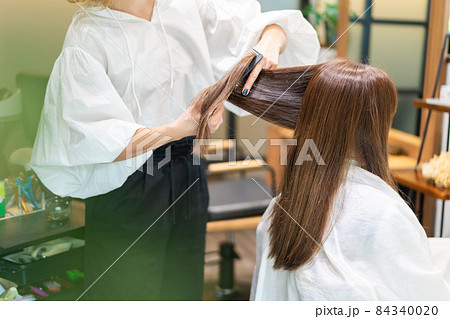 女性のヘアカットをする美容師 84340020