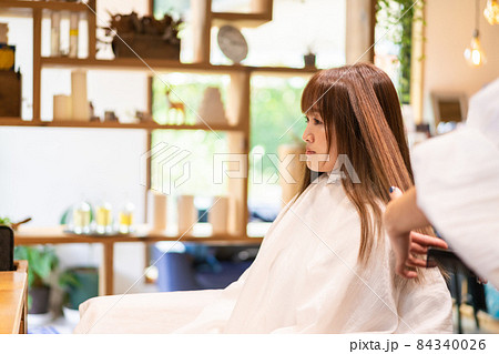 女性のヘアカットをする美容師 84340026