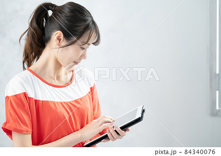 ジムのメニューを入力する美しい日本人女性 84340076