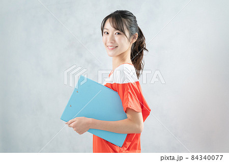 ジムのインストラクター風の美しい日本人女性 84340077