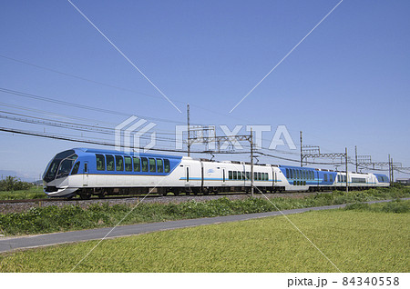 田園地帯を走る50000系しまかぜ(伊勢若松~千代崎) 84340558