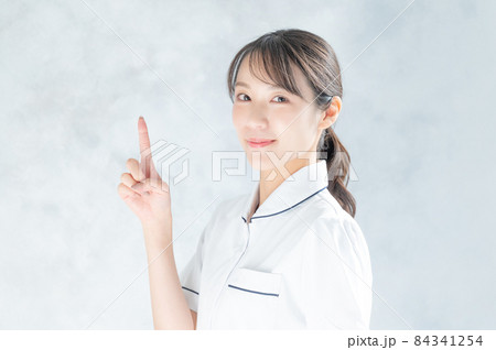 パス抜きも使いやすい、オススメやご案内をする日本人看護師やドクター・介護士のイメージ　コ 84341254